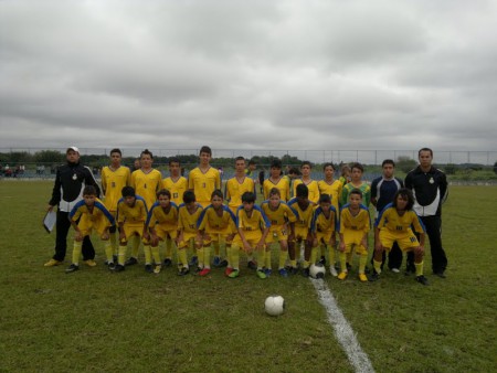 equipe infantil Real Apolo contra o Renovicente